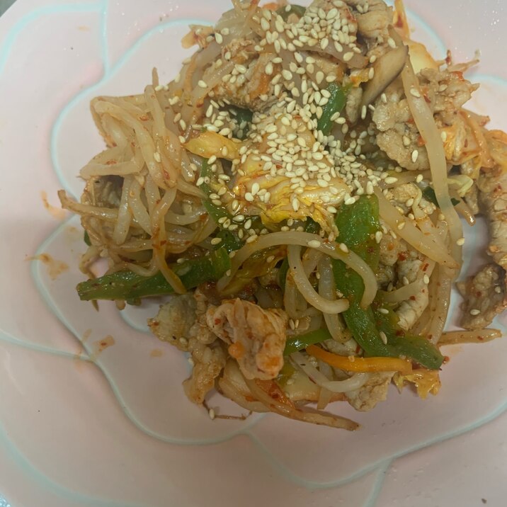 超簡単♪激ウマ、もやしとピーマン、椎茸の豚キムチ!
